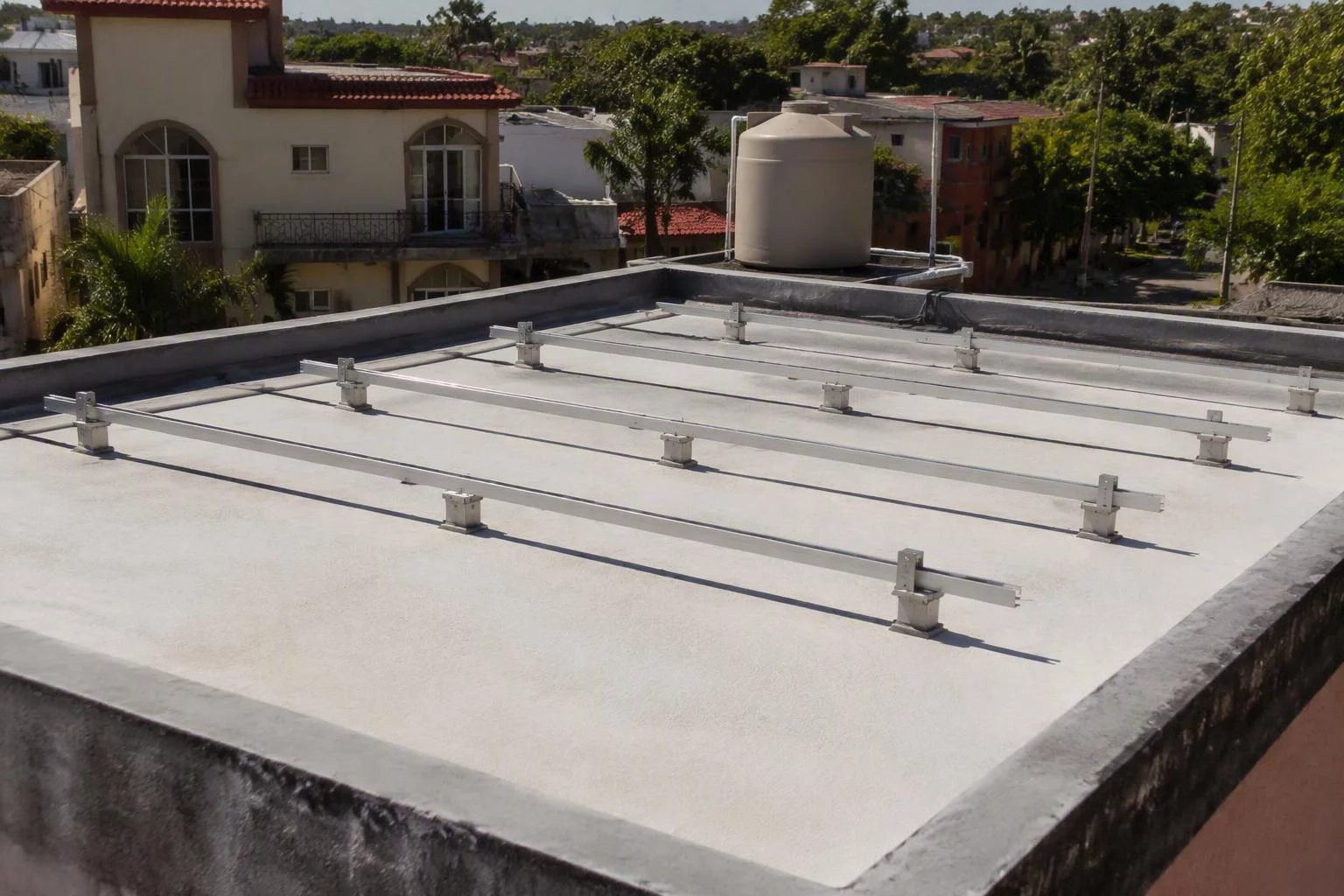 Azotea plana con los rieles de aluminio ya fijados y lista para recibir los módulos